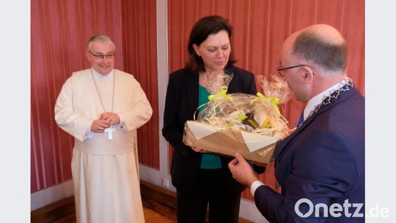 Beobachtet von Abt Hermann Josef Kugler überreichte Bürgermeister Albert Nickl an die Landtagspräsidentin Oberpfälzer Schmankerln. Bild: do