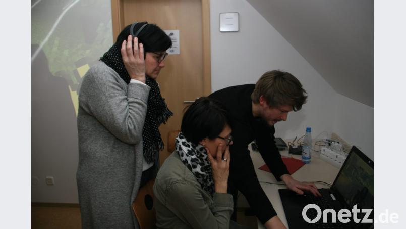 Maximilian Seeberger mit interessierten Teilnehmerinnen. Bild: wro