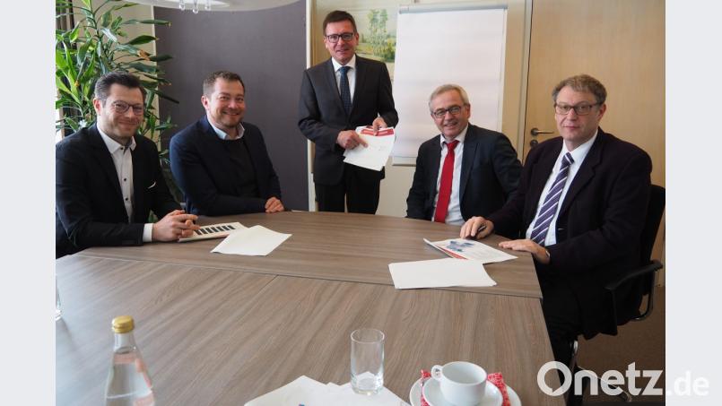 Der Arbeitsmarkt in der nördlichen Oberpfalz entwickelt sich positiv. Landtagsabgeordneter Christoph Skutella, Bundestagsabgeordneter Uli Grötsch, Arbeitsagenturchef Thomas Würdinger und die Geschäftsführer der Jobcenter Weiden-Neustadt und Tirschenreuth, Peter Witt und Leonhard Merkl (von links), ziehen Jahresbilanz. Bild: Bühner