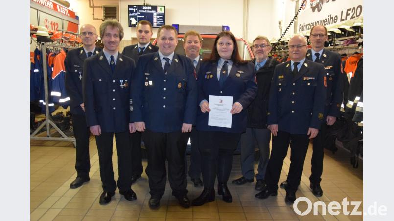 Ann-Kathrin Kugler hält das &quot;Ehrenamtszeugnis der Jugendfeuerwehr&quot; stolz in den Händen. Ihr gratulieren dazu 2. Vorstand Rudi Stahl, 1. Vorstand Rudi Schinner, 2. Kommandant Matthias Schinner, Jugendwart Dominik Kugler und Kommandant Ludwig Kugler (von links), sowie KBM Alois Schindler, KBI Otto Braunreuther und Bürgemeister Josef Etterer (von rechts). Bild: mde