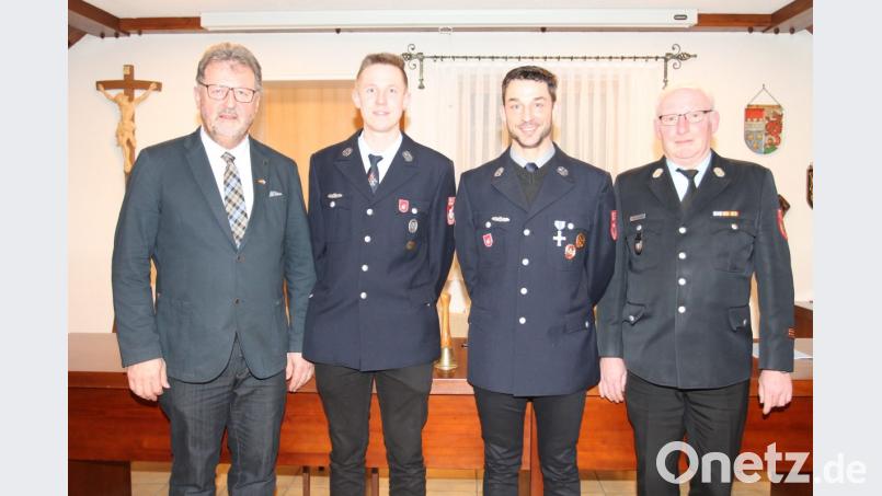 Kreisbrandmeister Alfons Huber (rechts) und Bürgermeister Johann Maurer (links) gratulieren Dominik Schmid und Oswald Hamann (Mitte, von links) zur Wahl als neue Kommandanten der Georgenberger Wehr. Bild: pi