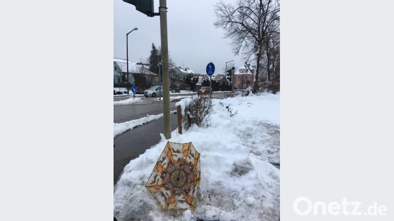 Seit Tagen liegt dieser Regenschirm an der Ampel bei der Feuerwache. Der Eigentümer hat sich des nutzlosen Gegenstands einfach entledigt.. Bild: ihl