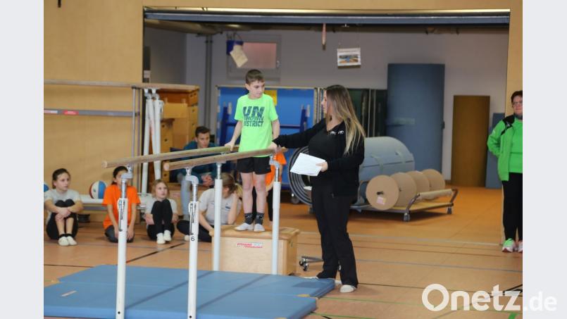 Mit dem Gau-Kinderturnfest steht am 5. Mai ein sportlicher Großereignis auf dem Programm. Die Trainer und Kampfrichter haben sich darauf eingehend vorbereitet. Bei einem Vorbereitungslehrgang in der Schulsporthalle durften die Erbendorfer Turnerkinder dabei die verschiedenen Übungen vorführen. Bild: rw