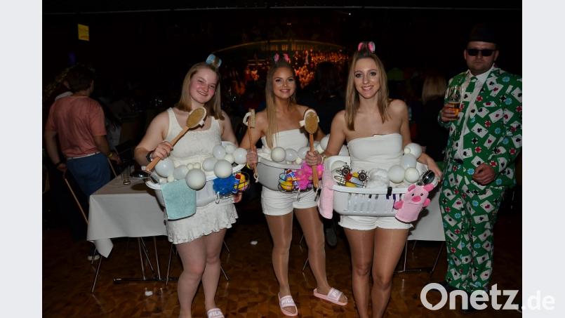 Nur ein Hingucker von vielen: Drei hübsche Vohenstraußerinnen als Badewannen verkleidet. Bild: fjo