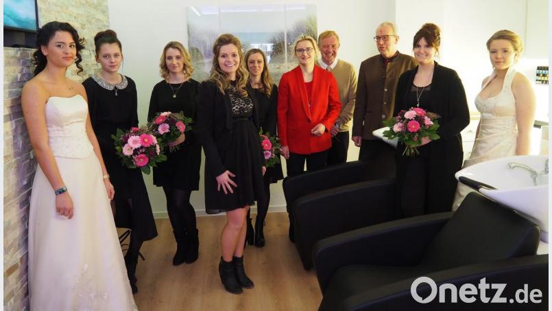 Friseurmeisterin Nadine Igl (Vierte von links) führt mit ihren Mitarbeiterinnen die Besucher durch die neuen
Geschäftsräume des Friseursalons Fanal. Mit dabei auch Stadträtin Hildegard Ziegler, Pfarrvikar Andreas Reber und Pfarrer Hans-Peter Pauckstadt-Künkler. Bild: Bühner