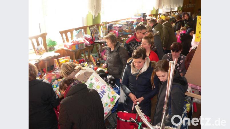Es herrscht großes Gedränge beim Frühjahrs- und Sommerbasar des Marienkäferteams im Naabtalhaus. Bild: mh