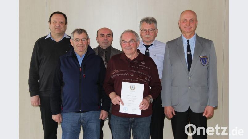 Dritter Bürgermeister Eduard Delling (links) und Vorsitzender Andreas Scharf (rechts) zeichnen langjährige Mitglieder aus. Bild: ral