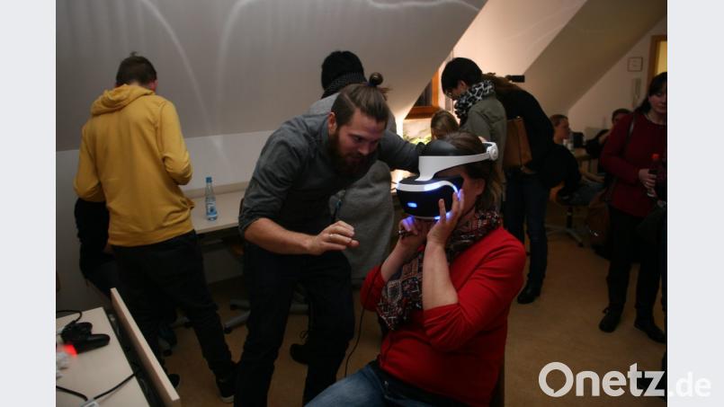 Johannes Betz leistete tatkräftige Hilfe und erklärte, wie man die Virtual-Reality-Brille richtig aufsetzt. Bild: wro
