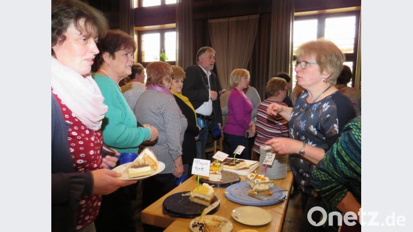 Am Kuchenbüfett standen die Landfrauen Schlange. Bild: ubb