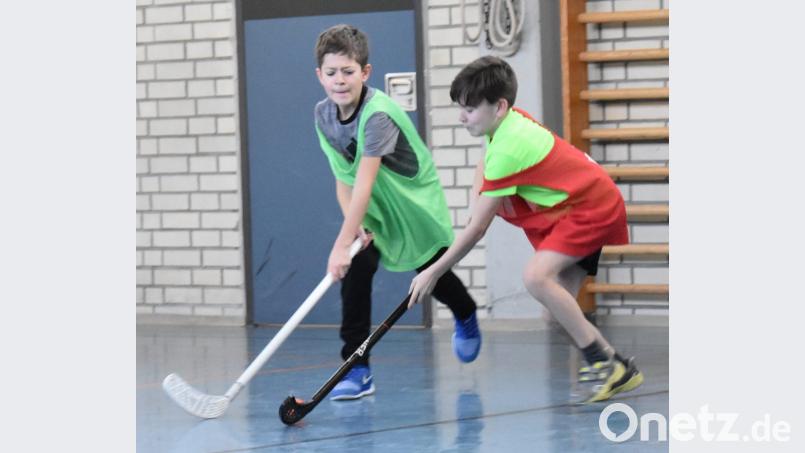 Mit vollem Einsatz kämpfen die kombinierten Teams der Förderschule im HPZ Irchenrieth und der Mittelschule Pirk beim Hockeyturnier. Bild: grm