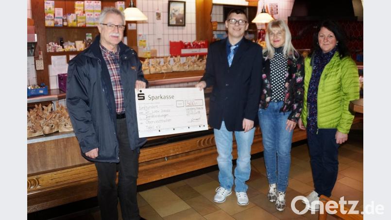 Die Tafeln sind stets auf Spenden angewiesen. Mit gutem Beispiel gingen hier die Dr. Loew Sozialen Dienstleistungen voran, die 500 Euro stifteten. Archivbild: weu