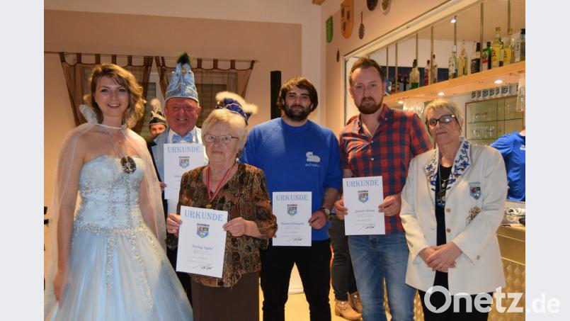 Die geehrten mit einem Teil des Präsidiums:
(von links) Vize-Präsidentin Denise Forster, Jürgen Wieczorek, Ingrid Freitag, Christopher Maurer, Florian Gassner und Ordensmeisterin Iris Höll. Bild: egl