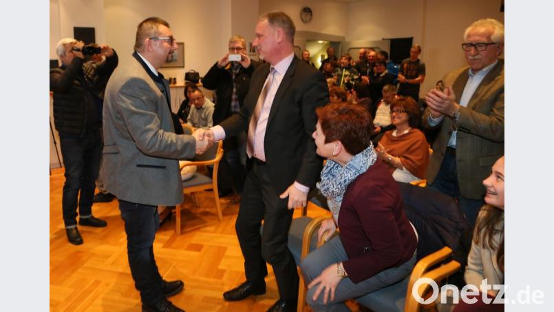 BLB-Kandidat Hubert Süß (links) gratulierte am Sonntag als erster dem Wahlsieger Georg Hoffmann (CSU). Bild: Hösamer