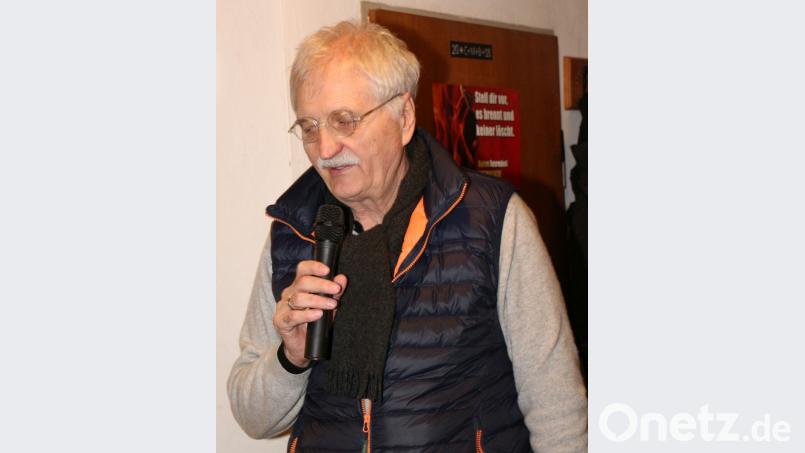 Architekt und Stadtplaner Emil Lehner führt Schritt für Schritt durch den Fragebogen und erklärt, wie die einzelnen Fragen zu verstehen sind. Bild: rpp