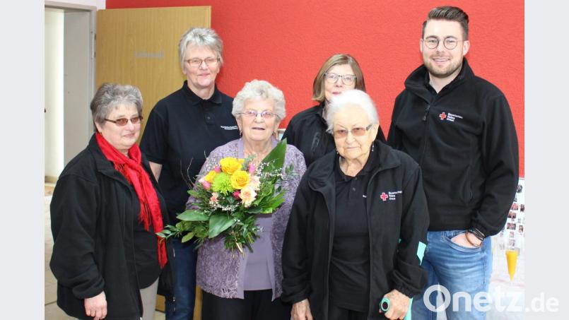 Die Geburtstagsjubilarin Pauline Menzl (Dritte von links) mit (von links) der Leiterin der Wohlfahrts- und Sozialarbeit Monika Zimmerer, Petra Tappe, der stellvertretenden Leiterin Wohlfahrts- und Sozialarbeit Luise Lehner sowie der stellvertretenden Bereitschaftsleiterin Anneliese Huhnke und Bereitschaftsleiter Sven Lehner. Bild: njn