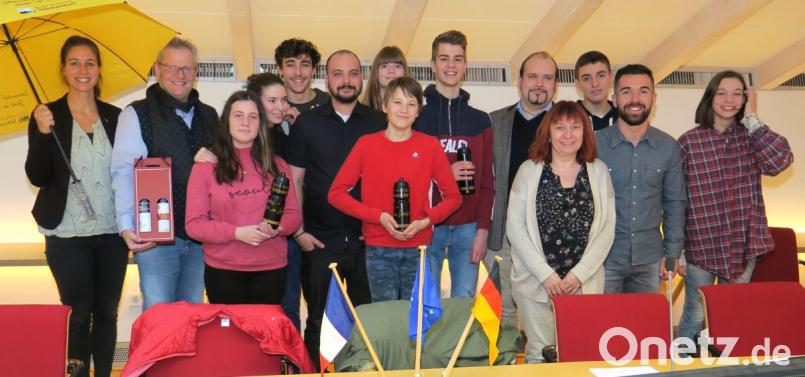 Oberbürgermeister Andreas Feller (Zweiter von links) empfing die Schüler- und Betreuerdelegation aus Libourne mit Stadträtin Gabi Höper (links) an der Spitze im Sitzungssaal des Rathauses. Bild: Hirsch