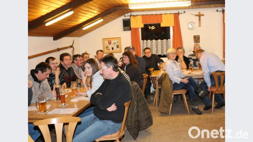 Konzentiert beantworten die Löschwitzer die Fragen zu ihrer persönlichen Situation und zur Situation im Dorf. Bild: rpp