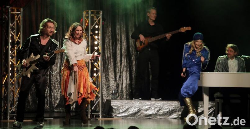 Der Super-Abba-Abend im ACC überzeugte mit sechs guten Musikern, tollen Lichteffekten, professioneller Bühnenshow und unvergesslichen Hits, die auch heute noch jeder kennt. Bild: Wolfgang Steinbacher