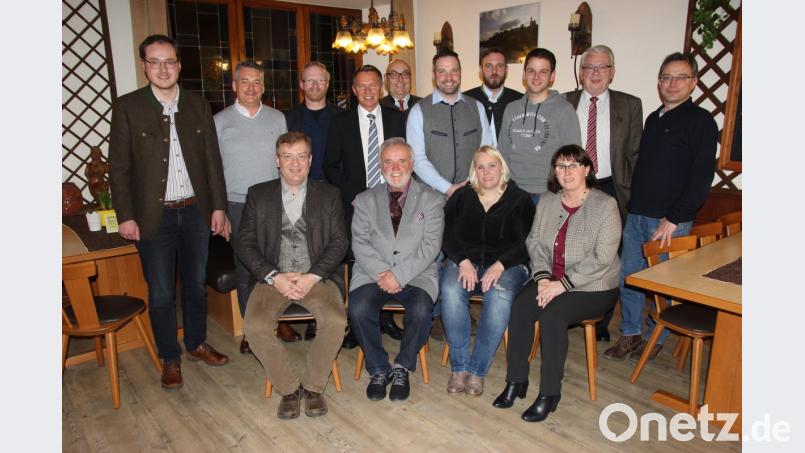 Der CSU-Ortsverband Nabburg wird in den nächsten zwei Jahren von dieser Führungsmannschaft geleitet. Den Vorsitz hat weiterhin Tobias Knechtel (Fünfter, stehend von links). Bild: ral
