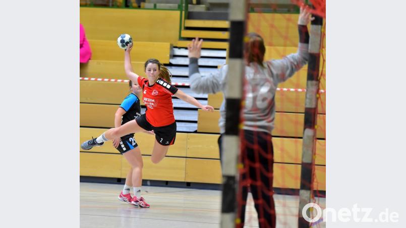 Die junge Julia Müller vom HC Sulzbach (links am Ball) mit schönem Fallwurf aus Linksaußenpostion gegen die Gästetorhüterin Sonja Szabo (rechts). Bild: Ziegler