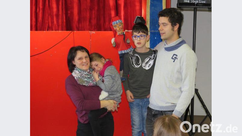 Lena Schwägerl mit Mama Sandra bekommt persönliche Glückwünsche vom Kasperl und von Puppenspieler Marc zum Geburtstag. Bild: adj