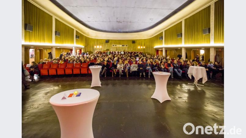 Kurz vor der offiziellen Begrüßung sind fast alle Plätze besetzt - es fehlen nur noch die Helfer und Vorsitzende, die im Foyer bereits Vorbereitungen für die Pause treffen. Bild: Marcus Rebmann