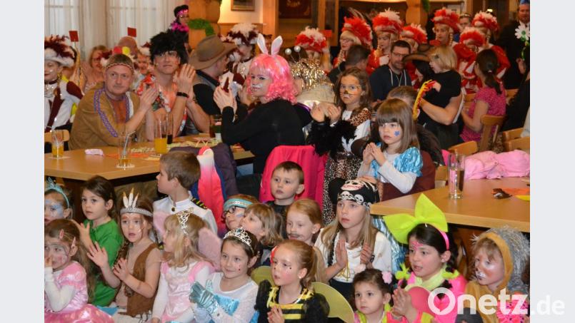 Gebannt schauen die Kleinen auf die Tanzfläche, währen die Kindergarde einmarschiert. Bild: hcz