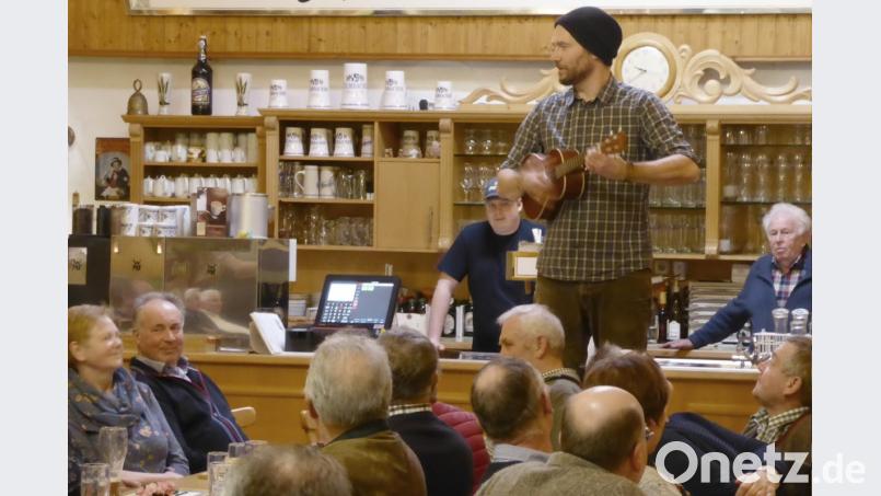 Damit ja keiner im Publikum einschläft, mischen sich die "Original Bauernfünfa" unters Volk. Bild: fsb