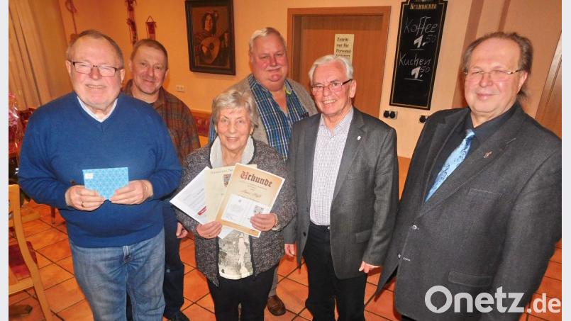 Eine Orchidee, zwei goldene Ehrenmedaillen und drei Ehrenurkunden für 50 Jahre Sängerleben: Der 92-jährigen Anna Hösl (Dritte von links) gratulieren Chorleiter Heinz Schmidt, Gruppenvorsitzender Siegmar Bräutigam, Vorsitzender Hermann Eisenhut, dessen Stellvertreter Gerhard Klein und Wolfgang Köbel (von rechts), der für zehn Jahre als Tenorsänger die Ehrennadel des Fränkischen Sängerbundes in Bronze erhält. Bild: hai