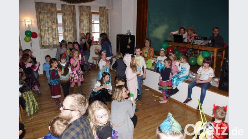 Im Pfarrheim herrschte großer Trubel: Allerhand Maskerade war beim Kinderfasching unterwegs. Bild: mmj