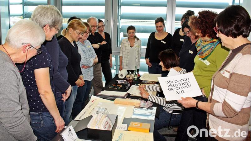 Die richtige Haltung des Werkzeuges und wie man damit Schönschrift aufs Papier bringt, zeigt Brigitte Herrneder beim Kalligraphie-Kurs im Druckzentrum der Oberpfalz-Medien. Bild: R. Kreuzer