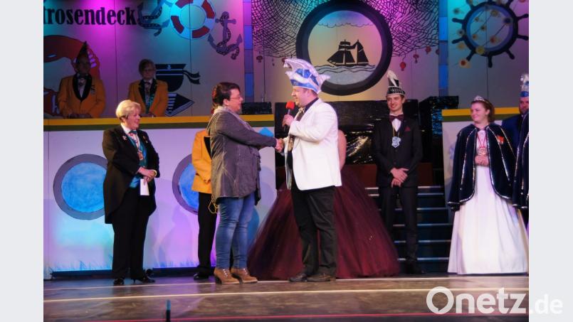 Emotionaler Höhepunkt: Ronald Ott, Präsident des Fortschauer Carnevalsclubs, überreichte eine Spende von 500 Euro an Sabrina Walbrunn. Bild: kro