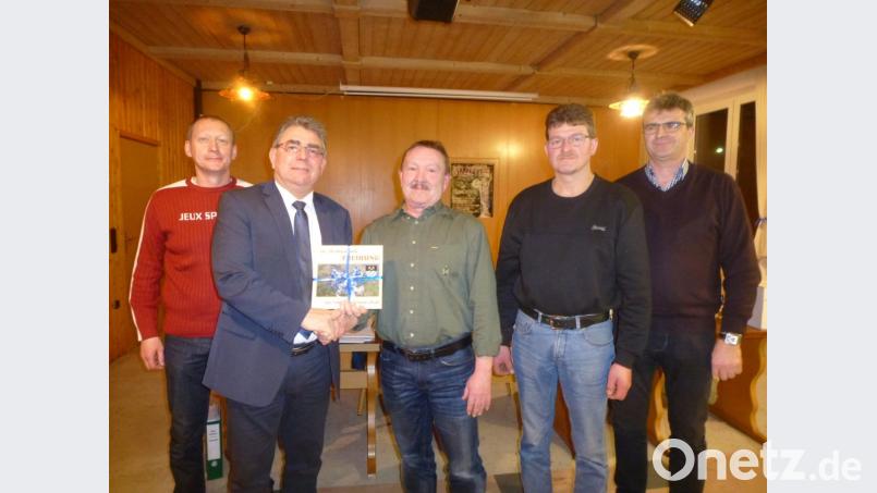 Dank für neunjährige Tätigkeit als Jagdpächter: Helmut Witzel (Dritter von links) erhält von Bürgermeister Norbert Bücherl den Bildband des Marktes Freihung. Mit im Bild die verbliebenen Vorstandsmitglieder Thomas Prölß, Wilhelm Stark, Helmut Kohl (von links). Bild: bk