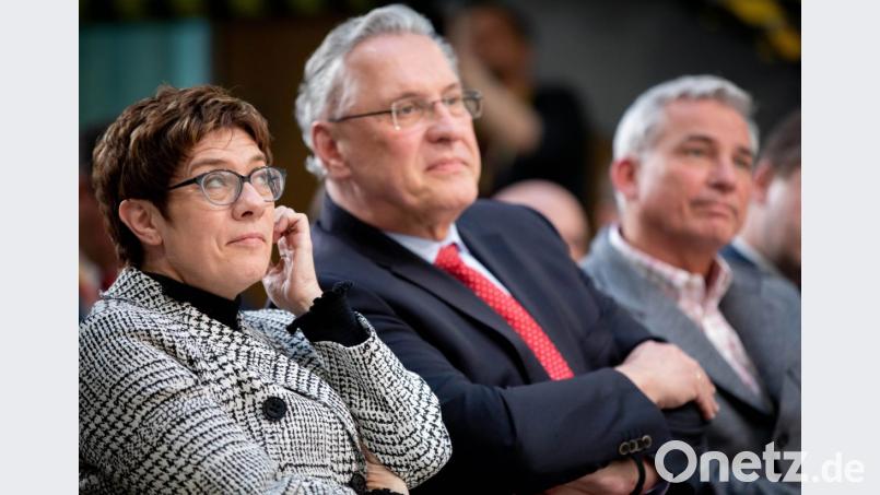 Annegret Kramp-Karrenbauer, CDU-Bundesvorsitzende, Joachim Herrmann (CSU), Bayerischer Innenminister, und Thomas Strobl (CDU), Innenminister in Baden-Württemberg (von links), beim Abschluss des &quot;Werkstatt-Gesprächs&quot;. Bild:  Kay Nietfeld/dpa