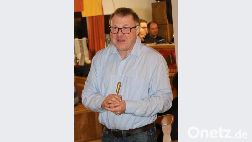 Erwin Lottes begrüßt die Anwesenden Bürger und skizziert kurz den Stand der Dorferneuerung Bild: rpp