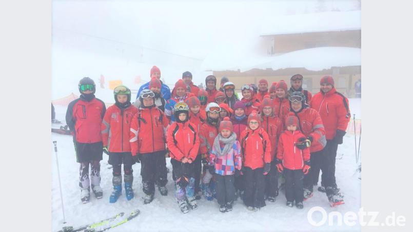 Die alpinen Rennläufer des TSV-Skiclubs freuen sich mit den Betreuern über erfolgreiche Rennen am Predigtstuhl im Bayerischen Wald. Bild: tu