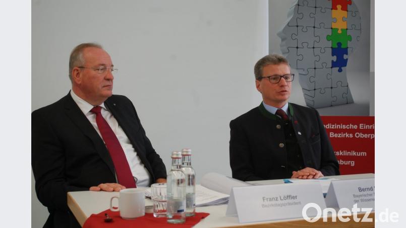 Bayerns Wissenschaftsminister Bernd Sibler (rechts) und der Oberpfälzer Bezirkstagspräsident Franz Löffler demonstrierten bei der Pressekonferenz Einigkeit. Bild: gib