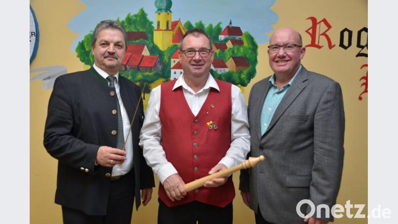 Ohne Josef Wolfrath (Mitte) wäre die Jugendkapelle Roggenstein undenkbar. Ihm ist in erster Linie der Erfolg zu verdanken. Der Bezirksvorsitzende des Nordbayerischen Musikbunds, Gerhard Engel (rechts), brachte zur Überraschung von Wolfrath nicht nur die goldene Ehrennadel sondern auch den seit längerem vermissten goldenen Dirigentenstab zurück, den Bürgermeister Andreas Wutzlhofer in der Hand hält. Auch das Stadtoberhaupt gratulierte dem engagierten Kapellmeister zur Auszeichnung. Bild: dob