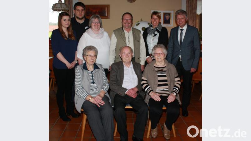Der Jubilar Helmut Krauß mit Gratulanten (vorne von links): Schwester Gerda Kick, der Jubilar Helmut Kraus, Schwester Erika Heckmann sowie (hinten von links) Enkelin Lisa Preisinger, Michael Riebl, Tochter Sabine Preisinger, Schwiegersohn Peter Preisinger, Gerlinde Bauer vom Kirchenvorstand und 1. Bürgermeister Lothar Müller. Bild: lk