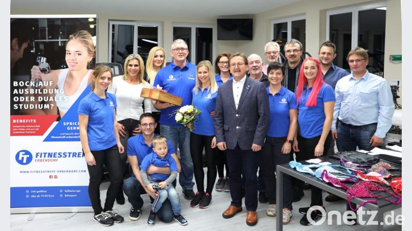 In einer Feierstunde wurde die Erweiterung des Fitnesstreffs seiner Bestimmung übergeben. Den kirchlichen Segen erteilte Pfarrer Martin Besold (Vierter von rechts). Mit auf dem Bild Bürgermeister Hans Donko (Achter von rechts), die Inhaber Wolfgang und Andrea Hertlein (Sechster und Siebte von links) sowie das Team des Studios und die Vertreter der am Bau beteiligten Firmen. Bild: njn