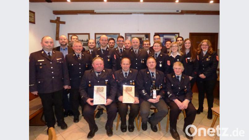 Im Mittelpunkt der Jahreshauptversammlung der Feuerwehr Friedersreuth standen Neuwahlen. Neuer Vorsitzender ist Siegfried Steiner, zweiter Vorstand Tobias Stich. Markus Wittmann wurde im Amt des Kommandanten bestätigt. Ihm steht Wolfgang Ackermann als Stellvertreter zur Seite (stehend, Zweiter bis Fünfter von links). Kreisbrandmeister Jürgen Haider (links), zweiter Bürgermeister Max Schwärzer sowie Kreisbrandrat Marco Saller (hintere Reihe, Erster und Dritter von links) gratulierten den Neugewählten. Hans Reis und Josef Panzer wurden für ihre jeweils 40-jährige und Werner Hösl für seine 25-jährige Treue zur Wehr geehrt (sitzend, von links). Albert Neumann kann auf 46 Dienstjahre zurückblicken. Bild: mng