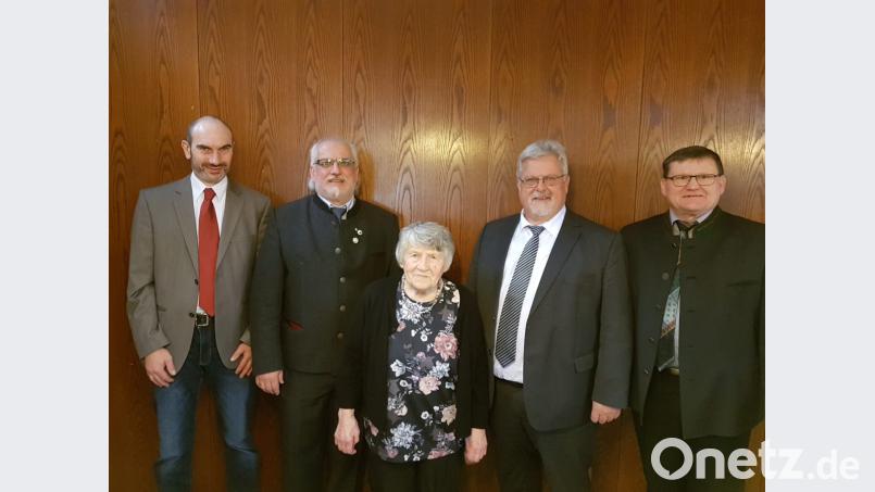 Sie alle gratulieren Rosa Kres (von links): Marktrat Roland Rauch, dritter Bürgermeister Hans Meißner, Pfarrer Arnold Pirner und Sohn sowie zweiter Bürgermeister Gerhard Kres. Bild: hme