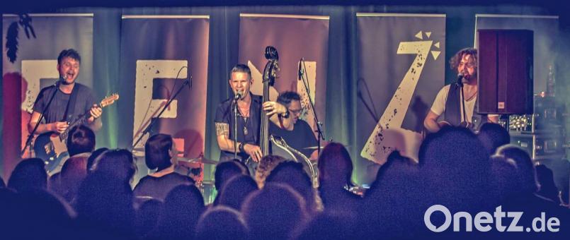„Fenzl“ (Mitte) und seine Band haben am Freitag im „Salute“ vom ersten Song weg das Publikum auf ihrer Seite. Bild: lst