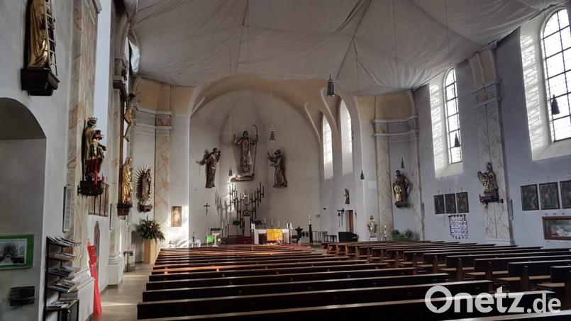 In der Pfarrgemeinderatssitzung steht die Innenrenovierung der Pfarrkirche im Mittelpunkt. Die Decke ist bereits verhüllt und abgesichert. Bild: gi