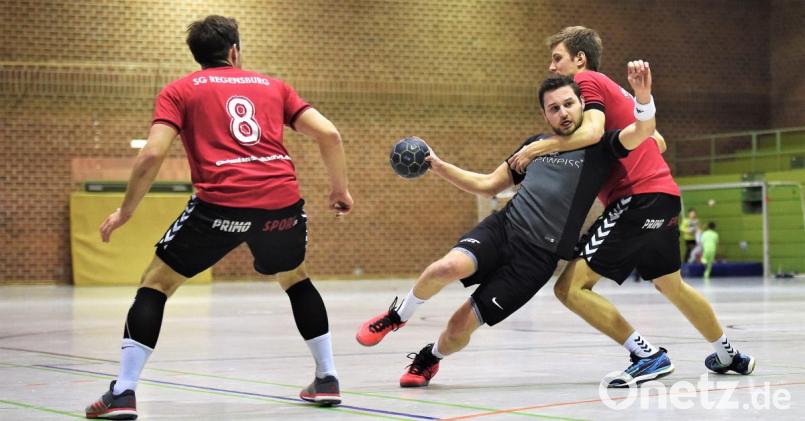 Der Weidener Fabian Szameitat (schwarz) versucht sich hier gegen einen Regensburger Spieler durchzusetzen. Der HC unterlag im Heimspiel den Domstädtern mit 24:32. Bild: Büttner, Gerhard