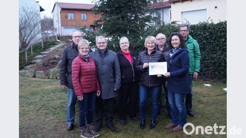 Vertreter der Dorfgemeinschaft Lampenricht überreichten an Elisabeth Wittmann (Vierte von rechts) eine Spende von 250 Euro zugunsten der Aktion "Lichtblicke". Bild: sgs