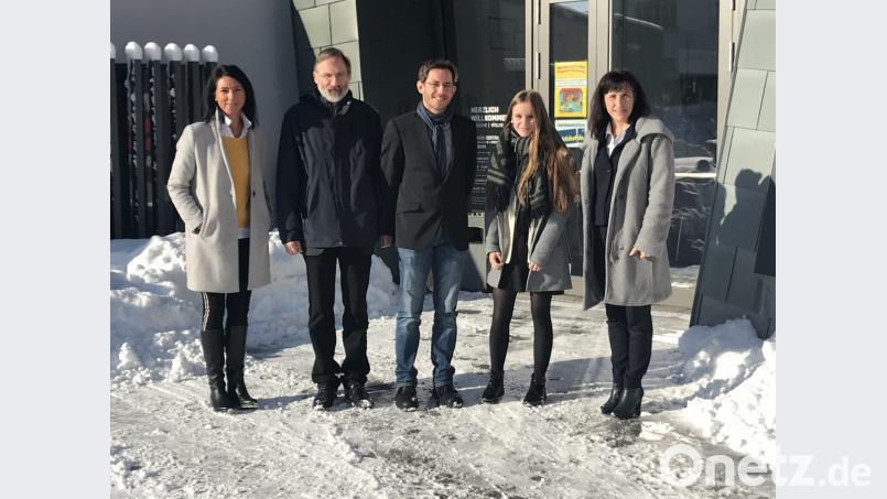 Ein Besuch im Museum „Vulkanerlebnis Parkstein“ darf nicht fehlen. Daran nehmen teil (von links): Museumsleiterin Regina Kiermaier, Leiter des Geoparks Bayern-Böhmen Andreas Peterek, Geographielehrer Florian Spieler und Gymnasiastin Sarah Reichelt aus Hof sowie Bürgermeisterin Tanja Schiffmann. Bild: exb