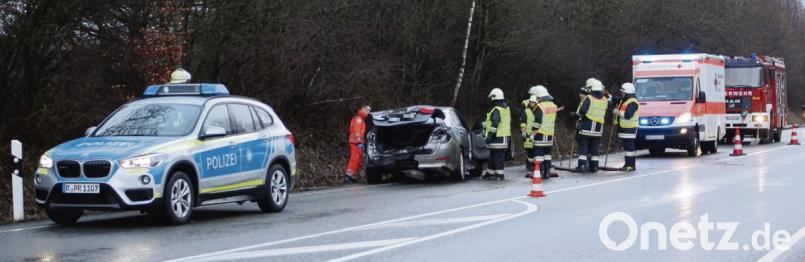 Das Heck des Kia ist komplett verbeult. Bild: bjp