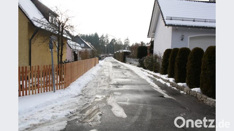 Im Erlenweg ist&#039;s eng: Weil schon bei parkenden Autos entlang nur einer Straßenseite keine drei Meter Durchfahrtsbreite bleiben, ist das Parken hier auch ohne Verbotsschilder untersagt. Bild: bjp