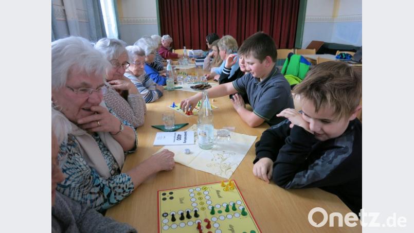 Alt und Jung gemeinsam an den Tischen - der Spielenachmittag brachte für Senioren und Firmlinge unterhaltsame Stunden im Caritashaus. Bild: mmj